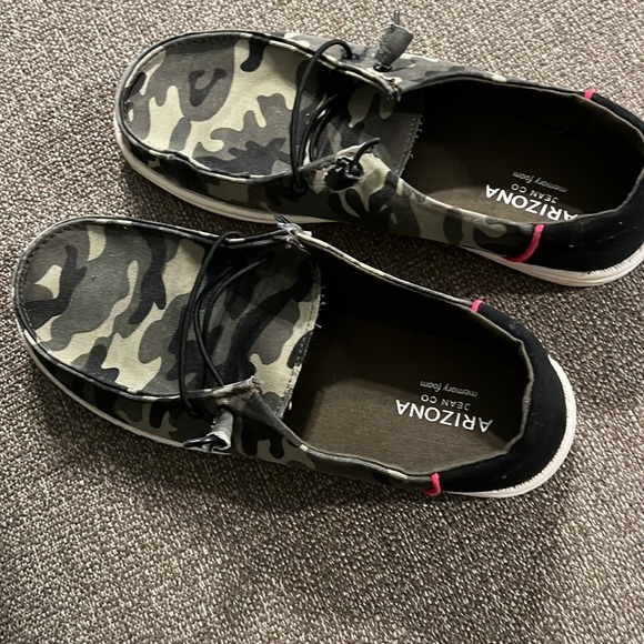 Arizona Women’s Slip-Ons Camo 9.5 - Picture 2 of 4